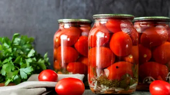 Cum păstrezi roșiile pentru iarnă fără să faci bulion. Metoda italiană simplă, direct în borcan