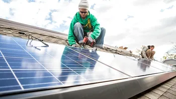 Ce se întâmplă cu surplusul de energie al unui prosumator. Când merită să-l stochezi și când să-l trimiți în rețea