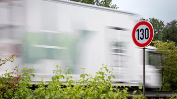 110 km/h sau 130 km/h pe autostradă? Diferența reală de timp și consum la un drum de 500 km