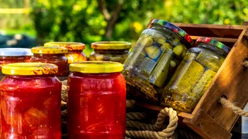 Conserva care poate deveni periculoasă dacă nu este pregătită corect. De ce nu trebuie ignorat capacul bombat