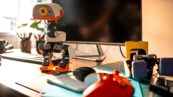 Un „animal de companie” robot de 400 de dolari învață singur trucuri noi. Microduck merge, cade, se ridică și poate folosi role VIDEO