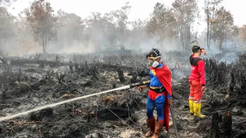 Un „Superman” adevărat luptă cu incendiile din Indonezia: adolescentul care a devenit erou printre flăcările din Borneo