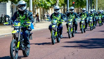 Poliția din Londra a cumpărat motocicletele electrice folosite și de infractori: ating 80 km/h și urcă pe scări. De ce sunt ilegale pentru oameni obișnuiți