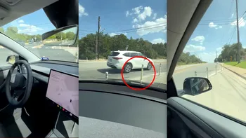 Robotaxi-ul Tesla fără șofer a intrat direct prin bariere. Pasagerul, șocat de decizia mașinii: „Nu face asta!” VIDEO