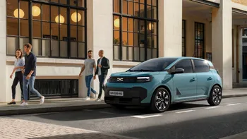 Dacia Spring și bateria de 12V: de ce poate imobiliza mașina chiar dacă acumulatorul principal este încărcat