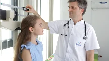 Scolioza idiopatică la copii se poate transmite genetic, mai ales de la mamă la fiică. Când e obligatorie purtarea corsetului