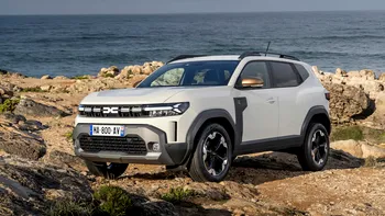 Dacia Duster cu apă în uși: când este normală evacuarea și când sunt înfundate scurgerile