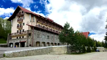 Cum transformă Gică Popescu unul dintre hotelurile cunoscute din Predeal. Trofeele de la Barcelona și Galatasaray vor putea fi văzute de turiști