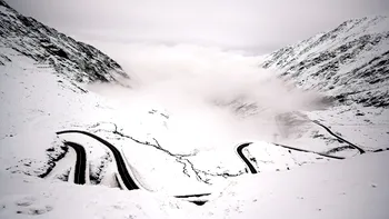 Iarna a venit pe Transfăgărășan. Zăpada a depășit 10 centimetri, iar mai mulți șoferi au avut nevoie de ajutor