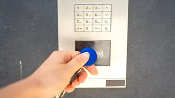 Poți refuza să plătești interfonul, camerele video sau renovarea scării dacă ai votat împotrivă?