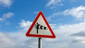 Semnul de circulație care avertizează că mașina poate fi împinsă de pe șosea. Unde îl poți întâlni în România