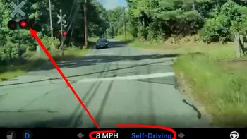 Sistemul Tesla „Full Self-Driving” actualizat la zi nu s-a oprit în fața trenului. Incidentul reaprinde discuția despre siguranța condusului autonom