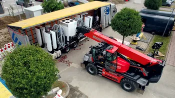 Tesla aduce Superchargerul pliabil: 16 puncte de încărcare sosesc pe un singur camion