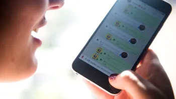 Tinerii români aleg mesajele vocale în locul celor scrise. Un specialist avertizează că vocabularul devine tot mai sărac