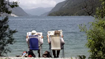 Tot mai mulți pensionari preferă vacanțele în locul moștenirii pentru copii. Ce este fenomenul „SKI”