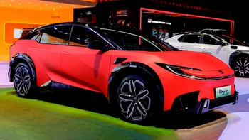 Toyota lansează SUV-ul electric care costă jumătate cât Tesla Model Y. Noul bZ5 are până la 630 km autonomie pe baterii BYD și LiDAR