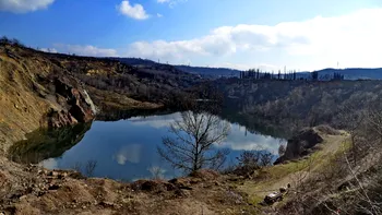 Un lac tot mai mare a apărut într-un sat din Hunedoara. Autoritățile vor să transforme zona într-o atracție