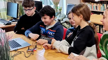 Copiii dintr-o comună românească au transformat o bicicletă veche într-un încărcător pentru telefon