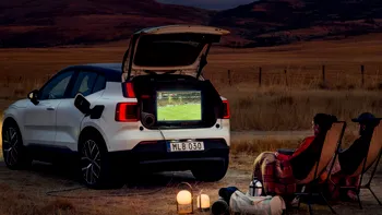 Volvo EX30 devine o baterie uriașă pe roți: cea mai ieftină electrică a suedezilor poate alimenta frigiderul, espressorul sau un camping întreg
