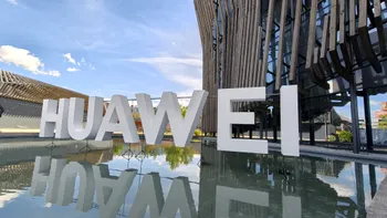 Huawei și Xiaomi atacă piața pliabilelor chiar înainte de Apple. Mate XT2 și Xiaomi 18 Fold ridică miza pentru primul iPhone pliabil