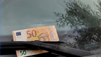 Ce faci dacă găsești o bancnotă pe parbrizul mașinii. Capcana de care sunt avertizați șoferii europeni