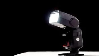 Ai nevoie de un bliț pentru aparatul foto? 5 modele Godox cu nota 5 și prețuri de la 230 de lei