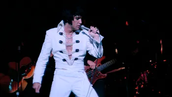Elvis Presley revine pe scenă într-un film spectaculos cu imagini pierdute zeci de ani. Când apare în România