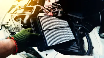 Miros neplăcut care apare numai după oprirea aerului condiționat: evaporator umed sau scurgere blocată
