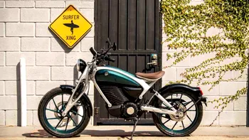 Royal Enfield lansează în Europa motocicleta electrică Flying Flea C6: prețul pornește de la 5.990 de euro