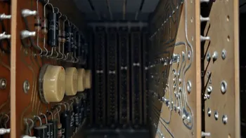 Și-a transformat camera liberă într-un computer sovietic uriaș. Are 460 de tuburi vechi de peste 70 de ani și încălzește toată încăperea