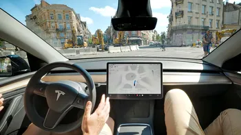 Tesla schimbă regulile: FSD poate prelua volanul chiar dacă tu conduci manual, pentru a evita un accident