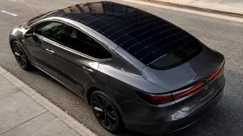 Mașina care se încarcă singură cât stă în parcare se apropie de realitate. Noul geam solar produce energie fără să blocheze lumina