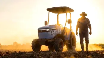 Tractorul electric care se încarcă singur la soare: poate lucra cinci ore și câștigă autonomie cât stă pe câmp