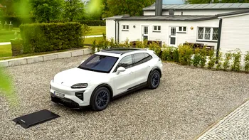 Porsche scapă mașina electrică de cablu: noul Cayenne începe să se încarce singur când îl parchezi, la până la 11 kW