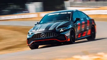 Șeful Mercedes a condus un AMG electric cu V8 „fals” și spune că s-a convertit: mașina care încearcă să-i împace pe pasionații de benzină cu viitorul electric