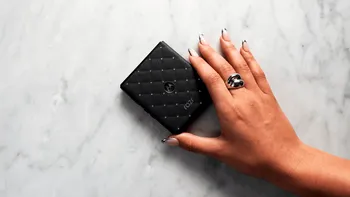 Motorola Razr 70 se transformă într-o bijuterie: 35 de cristale Swarovski și unul spectaculos pe balama