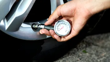 Vibrații care apar numai după încălzirea anvelopelor: deformare, presiune sau structură deteriorată