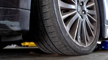 Valvă de anvelopă care scapă aer: cum verifici ventilul și când trebuie schimbat senzorul TPMS