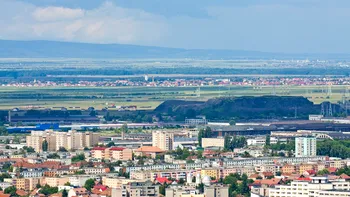 Blocurile din România care au patru etaje din față și cinci din spate. Nu este o greșeală de construcție, care este explicaţia