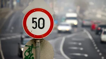 Poți merge cu 59 km/h dacă limita este 50? Ce spune Codul rutier și de unde vine regula celor „10 km/h în plus”