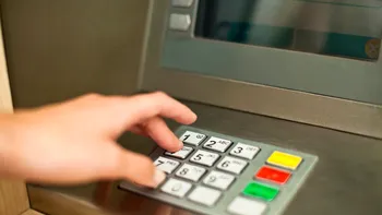 Cardul a rămas blocat în bancomat. Ce trebuie să faci imediat și greșeala care îți poate goli contul
