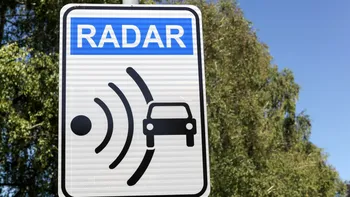 Este legal să-i avertizezi pe ceilalți șoferi că urmează radarul? Diferența dintre Waze și flash-uri