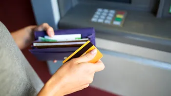 Cine are dreptul la banii din contul unei persoane decedate. Poate soțul să îi retragă sau trebuie făcută succesiunea