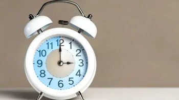 Ora de iarnă 2026. Când dăm ceasurile înapoi și de ce România nu a renunțat la schimbarea orei