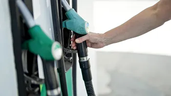 Cât costă azi motorina și benzina. Cu cât plătesc șoferii în plus la un plin față de septembrie 2025
