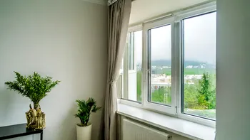 Geamul termopan lasă frigul să intre în casă? Testul simplu cu o foaie de hârtie care îți arată dacă fereastra nu mai etanșează bine