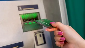 Noi reguli pentru retragerile de la bancomat. Băncile ar putea fi obligate să accepte suma aleasă de client