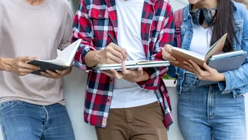 Ce vor să studieze tinerii români în străinătate în 2026. Domeniul care a ajuns pe primul loc și țările preferate