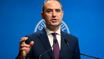 Ce avere are Alexandru Nazare. Ministrul se căsătorește cu o artistă de muzică populară