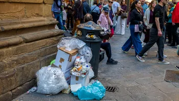 Românii aruncă anual peste 3,45 milioane de tone de mâncare. Cât ajunge la gunoi, în timp ce 27% din populație este expusă riscului de sărăcie